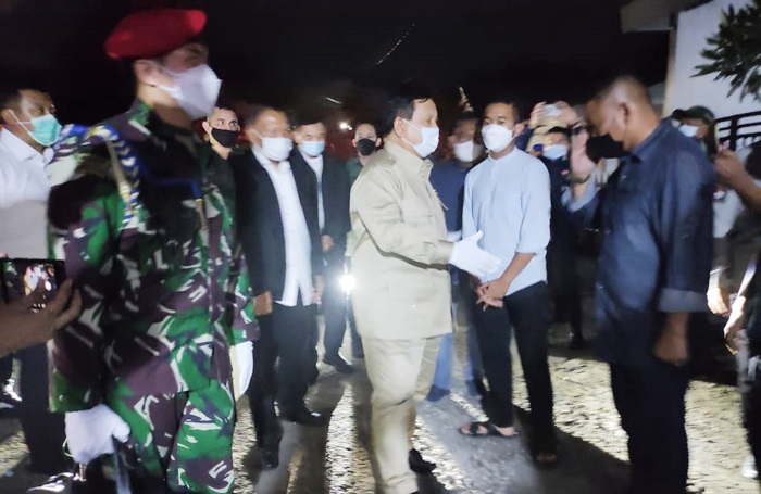 Menhan Prabowo saat mengunjungi rumah duka Dansatsel Koarmada II yang ikut dalam KRI Nanggala-402.