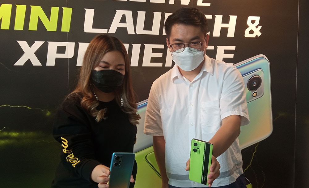 Marketing Director Realme Indonesia, Palson Yi, menunjukkan produk GT NEO 2 saat di Surabaya.