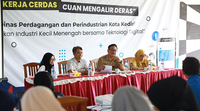 Kepala Disperdagin Kota Kediri, Tanto Wijohari (pegang mik), saat memberi sambutan. Foto: Ist