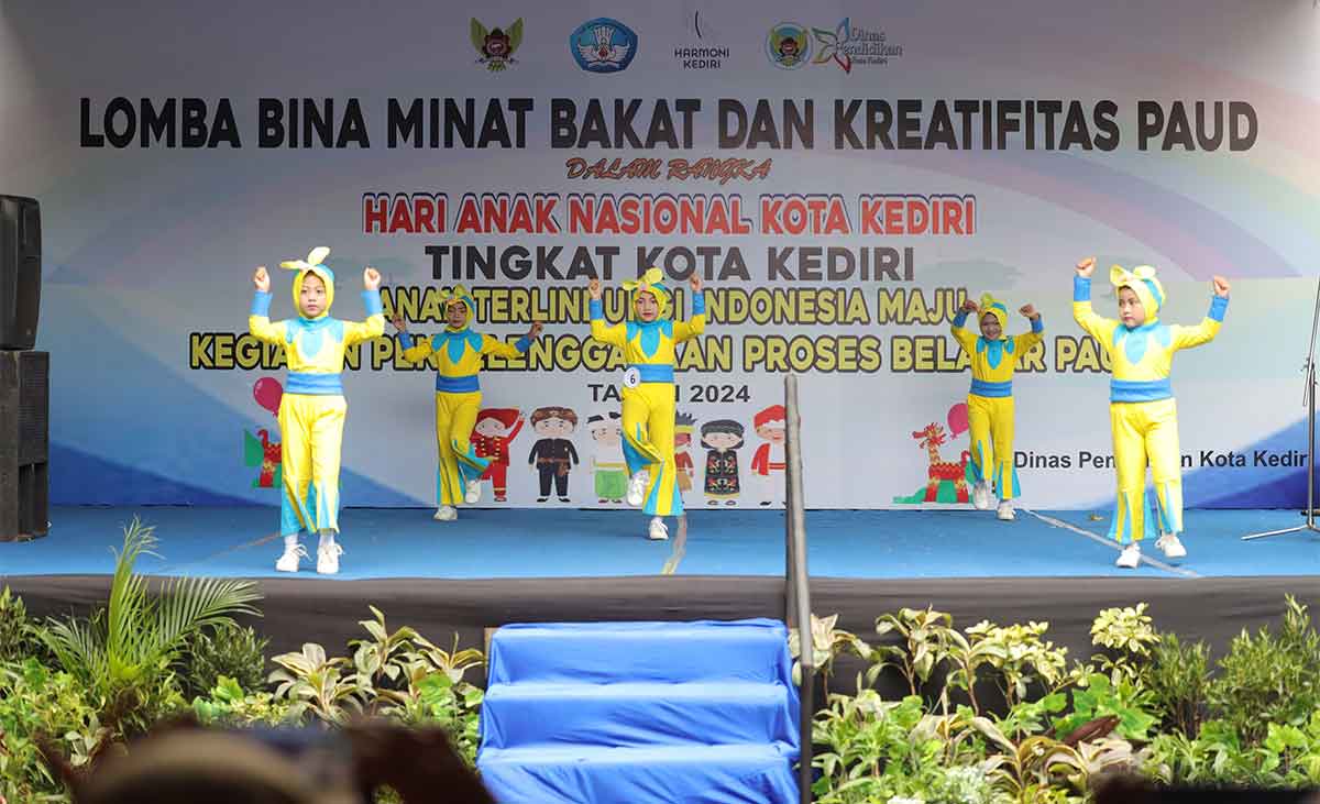 Salah satu kelompok siswa saat mengikuti lomba gerak dan lagu dalam peringatan HAN 2024 di Kota Kediri. Foto: Ist
