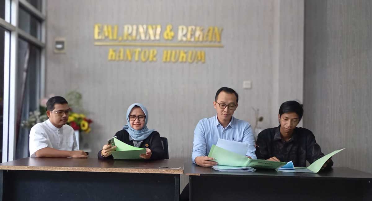 Emi Puasa Handayani didampingi Bagus Wibowo dan Tim, Kuasa Hukum PT Sekar Pamenang dari Kantor Emi, Rini dan Rekan. Foto: Ist
