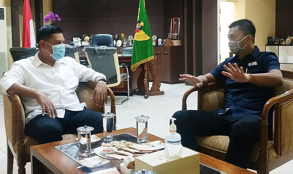 Wali Kota Kediri Abdullah Abu Bakar saat berbincang dengan Ketua Panitia DBL Indonesia Rahmad Kartolo, Jumat (3/12) kemarin. (Foto: Ist.)