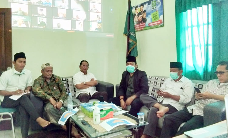 Para pengurus DPC PKB Bangkalan saat mengikuti video teleconference dengan Ketua DPW PKB Jatim di Posko PKB Tanggap Covid-19, Sabtu (28/3).