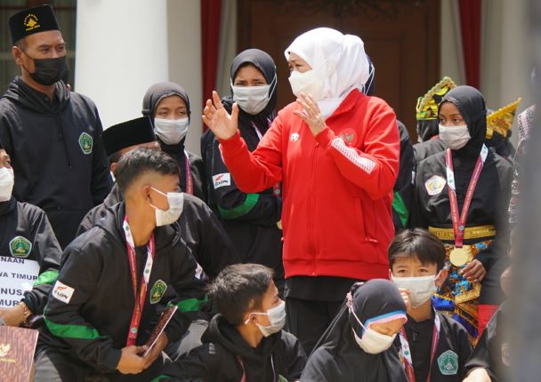 Gubernur Jatim Khofifah Indar Parawansa saat bersama Pendekar dan atlet Pagar Nusa Jatim. Foto: Humas Pemprov Jatim