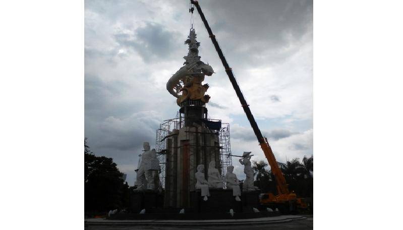 Foto Patung manusia yang menghiasi monument baru Jayandaru di Alun-alun Sidoarjo. (foto nanang ichwan/BangsaOnline)