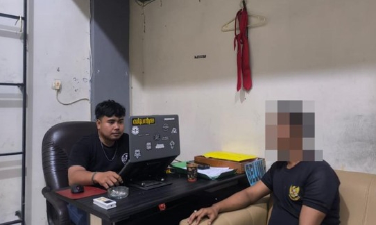 Tersangka saat dimintai keterangan oleh anggota Polres Sampang