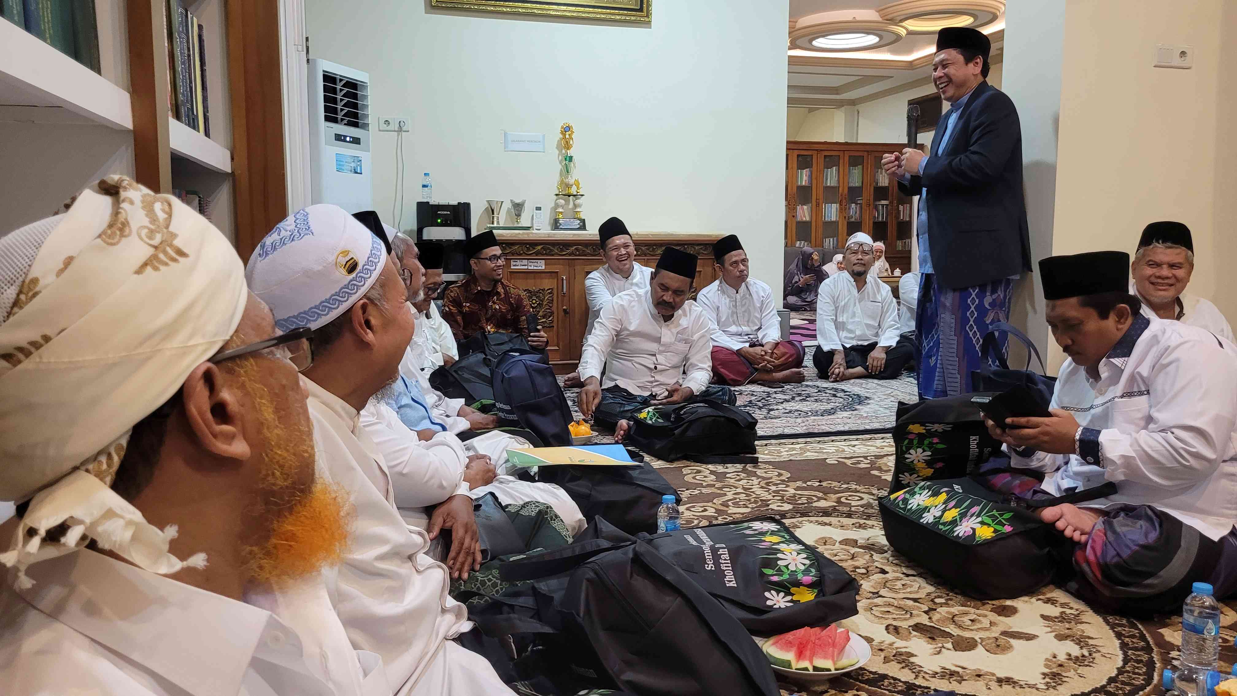  Prof Usep Abdul Matin, MA (Leiden), MA (Duke), Ph.D, saat menyampaikan progres KH Muhammad Yusuf Hasyim dan KH Abbas Abdul Jalil sebagai calon pahlawan nasional dalam buka bersama puasa 1 Muharram 1447 H di kediaman Ning Imah, salah seorang putri Prof Dr KH Asep Saifuddin Chalim, MA, di kawasan PP Amantul Ummah Jalan Siwalankerto Utara Surabaya, Jumat (27/5/2025). Foto: MMA/bangsaonline