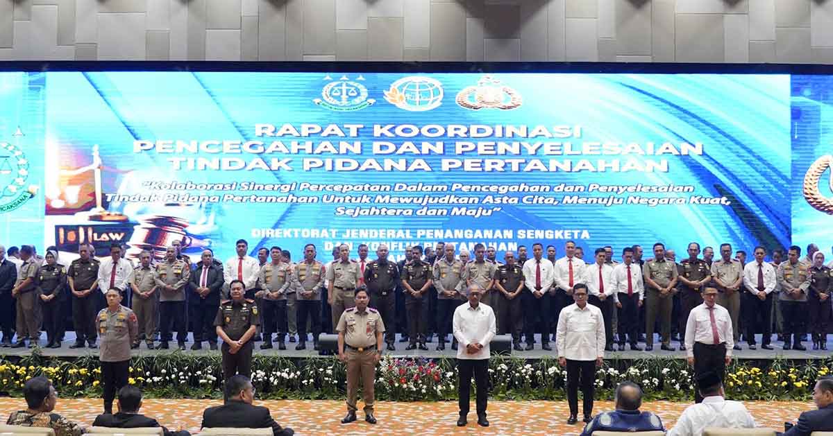 Penyematan pin emas dan pemberian piagam penghargaan kepada pihak yang berperan dalam pencegahan serta penyelesaian tindak pidana pertanahan.