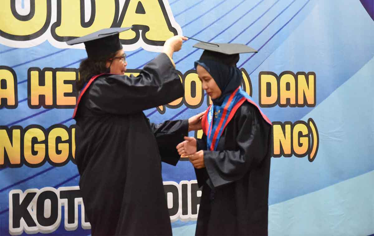 Pj Wali Kota Kediri, Zanariah, saat mewisuda salah satu wisudawati. Foto: Ist