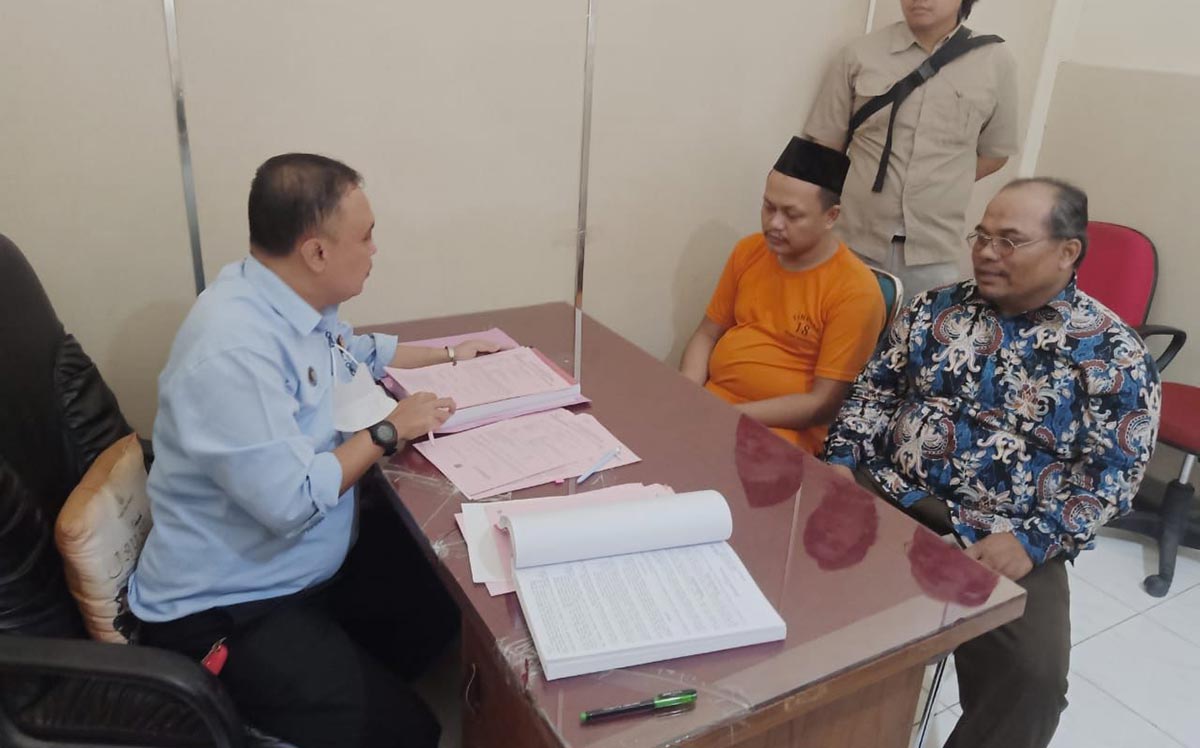 Tersangka BS (pakai kopiah) saat diserahkan ke Kejaksaan Negeri Kota Kediri. Foto: Ist.