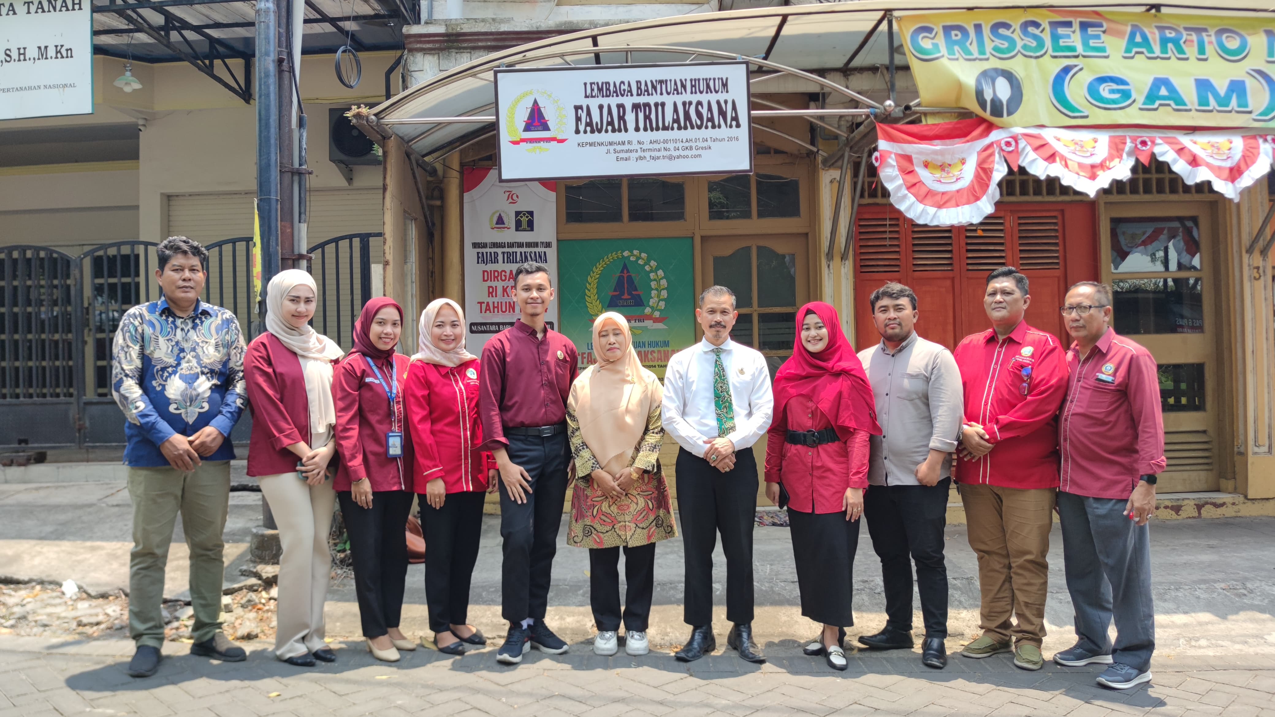 Direktur YLBH FT,  Andi Fajar Yulianto (lima dari kanan) bersama tim FH Universitas Gresik usai teken kerjasama. FOTO: ist.