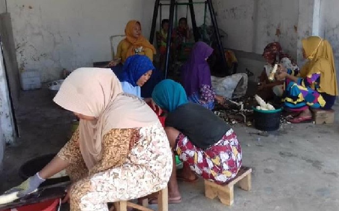 PAC Fatayat NU Ganding mengelola kelompok usaha produksi camilan keripik singkong.