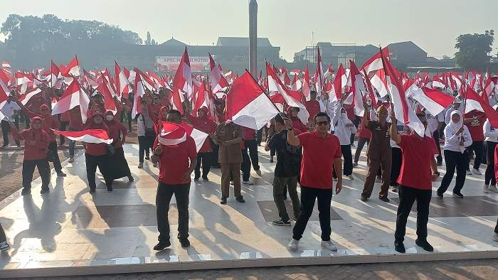 Pj Wali Kota Mojokerto Ali Kuncoro berbaur dengan ribuan ASN kibarkan merah putih.