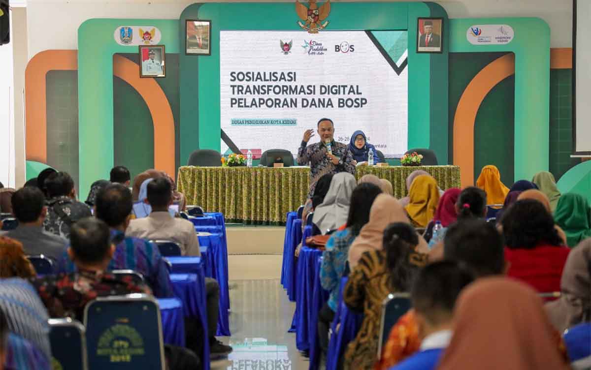 Kepala sekolah dan operator BOS saat mengkuti sosialisasi yang digelar Pemkot Kediri. Foto: Ist