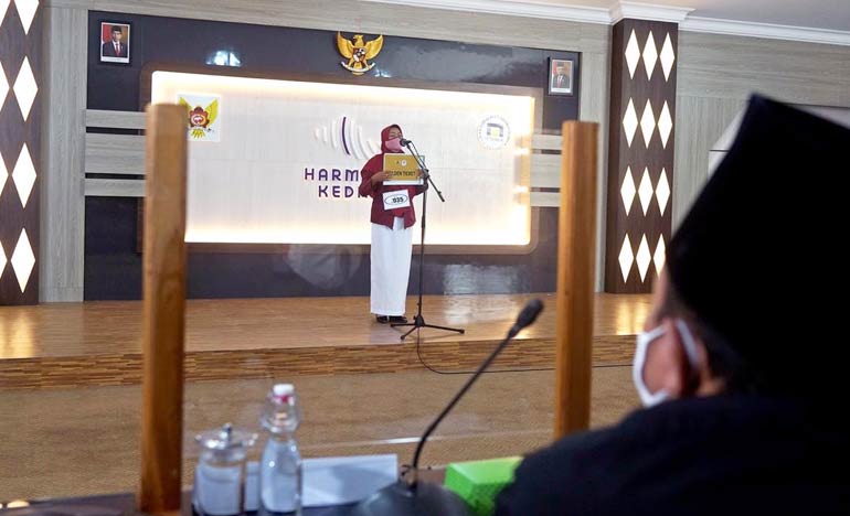 Salah satu peserta audisi saat mempresentasikan kemampuannya di hadapan juri. (foto: ist.)
