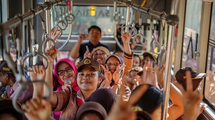
Anak didik baru dan pendidik saat naik bus sekolah. (Ist) 