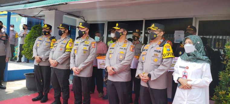 Irwasum Mabes Polri, Komjen Pol Agung Budi Maryoto (tiga dari kiri) saat di Pos Simpang Tiga Mengkreng. Foto: Ist.