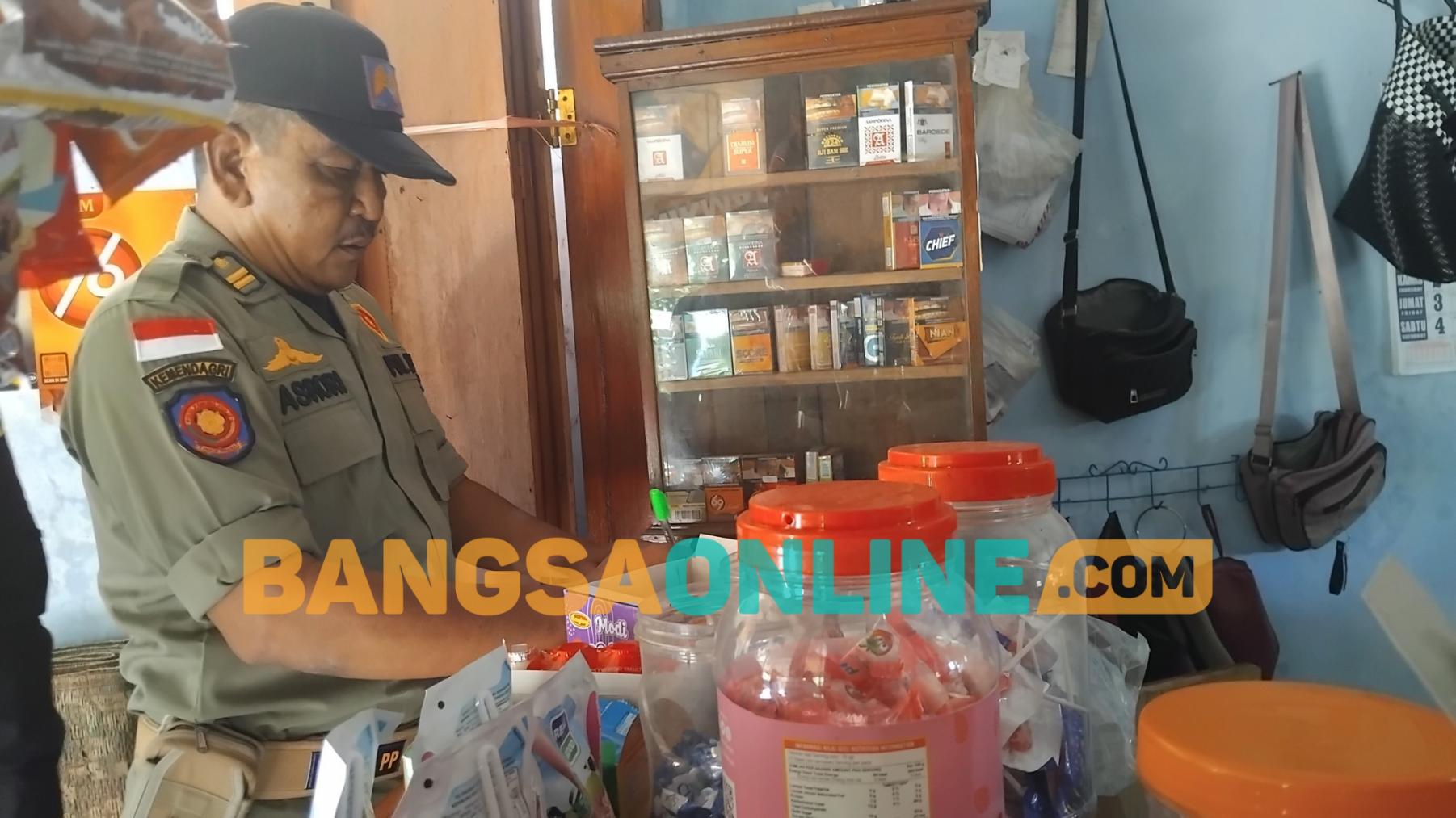 Razia rokok ilegal di sejumlah toko kelontong. Foto: Hendro Suhartono/BANGSAONLINE