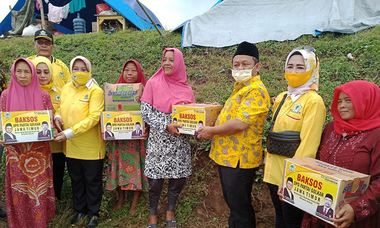 Gelar Bakti Sosial, Ketua DPD Golkar Jatim dan Jombang Beri Bantuan kepada Ratusan Korban Banjir