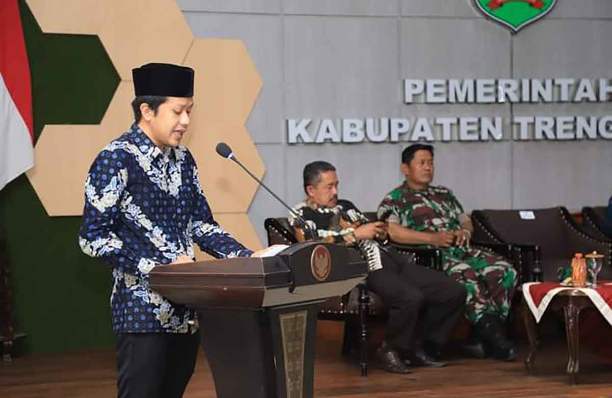 Wakil Bupati Trenggalek, Syah Muhamad Natanegara, saat mengukuhkan pengurus dewan pendidikan.