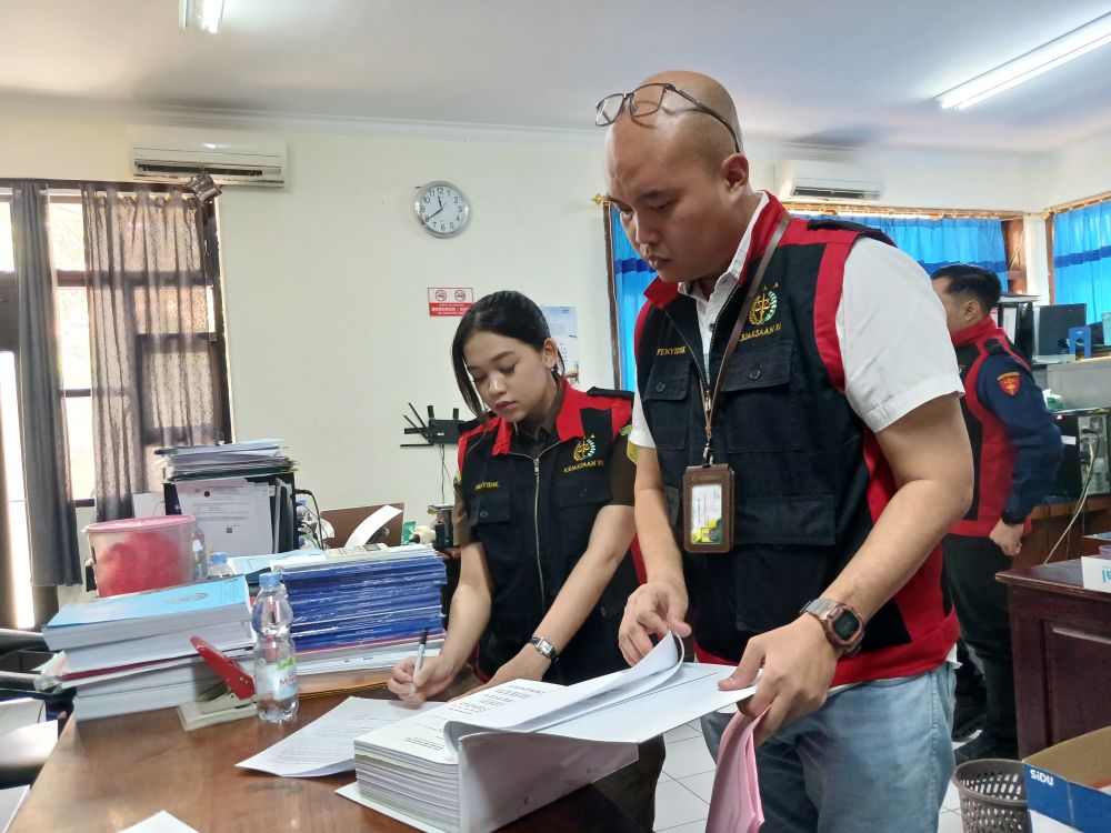 Kasi Pidsus Kejaksaan Negeri Nganjuk, Rizky Raditya Eka Putra bersama tim penyidik saat memeriksa dokumen  yang diduga berkaitan dengan perkara