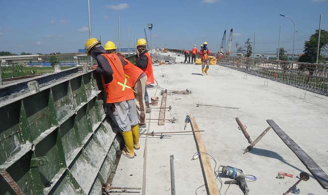 DIRUMAHKAN: Pengerjaan sarana prasarana proyek migas Banyu Urip Blok Cepu telah rampung, sehingga ribuan pekerja mulai EPC 1 sampai 5 dirumahkan. Akibatnya, jumlah pengangguran meningkat. 