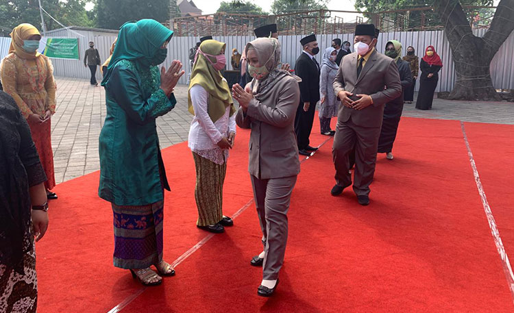 Ning Ita saat melantik 15 pejabat fungsional. (foto: ist).