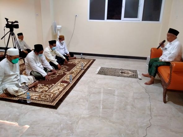 Prof. Dr. KH. Asep Saifuddin Chalim, M.A., saat memberikan taushiah dalam acara salat malam dan istighatsah di Pondok Pesantren Amanatul Ummah Jalan Siwalankerto Utara Surabaya tadi malam (Kamis/26/8/2021). foto: mma/ bangsaonline.com