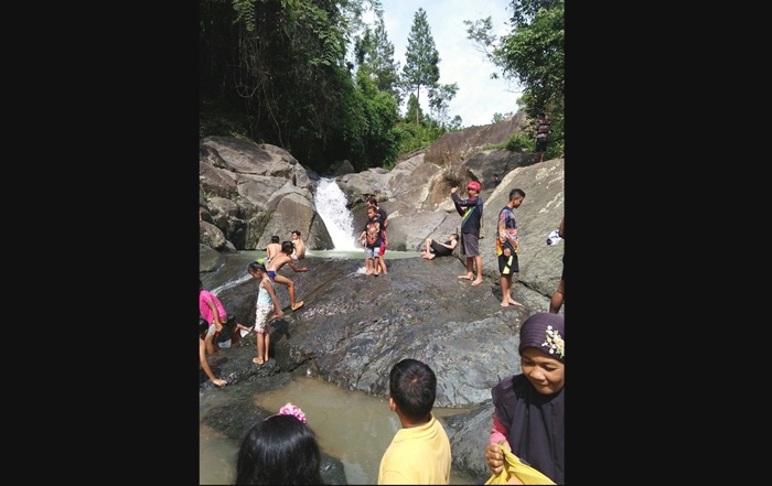 Para pengunjung yang sedang menikmati pemandangan serta air terjun Putri Maron Kabupaten Trenggalek. Foto: HERMAN SUBAGYO/BANGSAONLINE