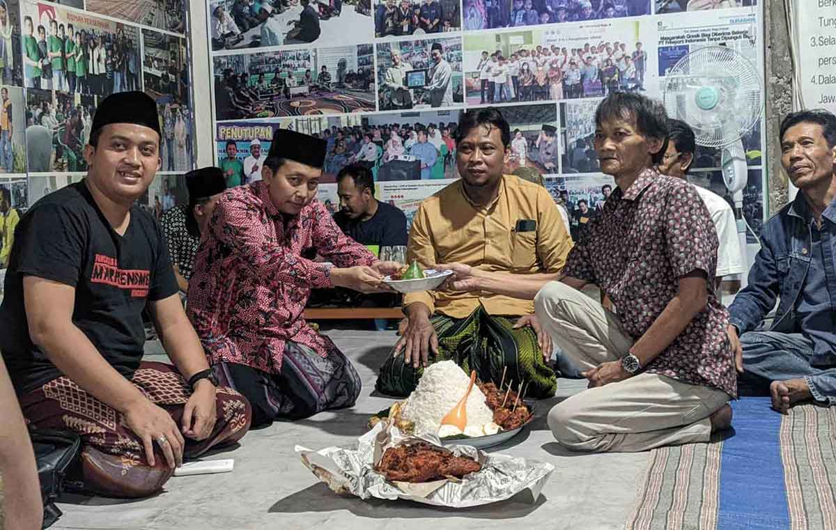 Pembina Tim Melek Industri SNB, Lestari Widodo (dua dari kiri), saat menyerahkan potongan tumpeng kepada peserta ngaji industri. Foto: Ist