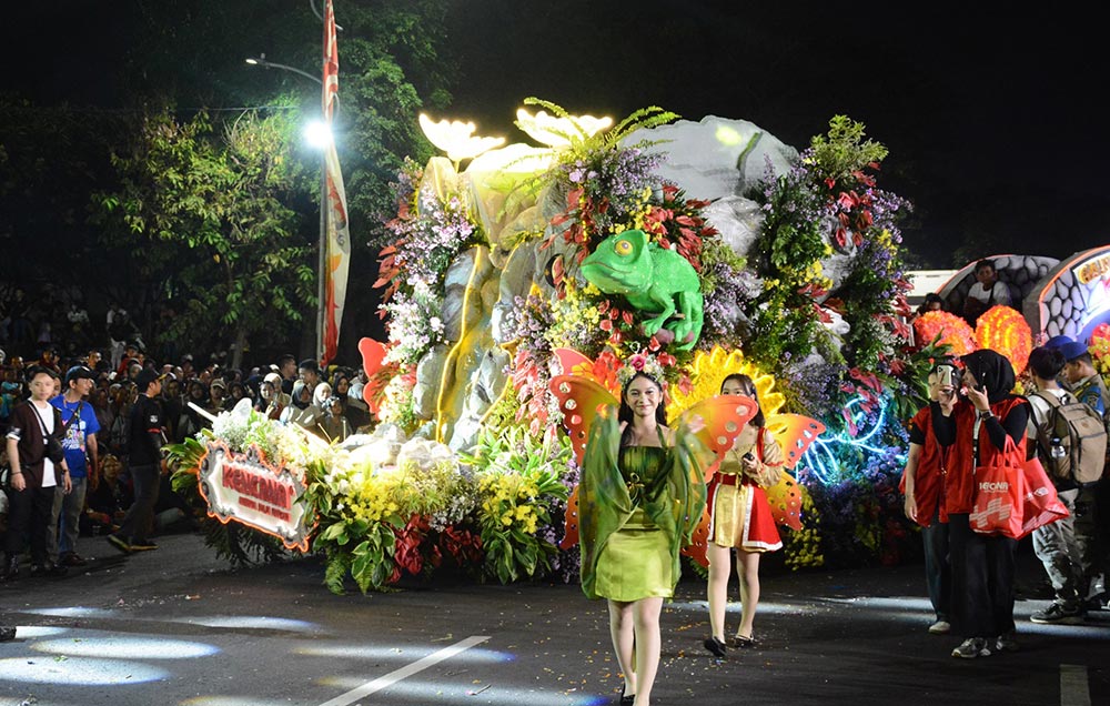 Suasana meriah menyelimuti pusat Kota Pahlawan saat ribuan warga memadati sepanjang rute Surabaya Vaganza 2026 bertema Festival of Lights: Garden of Hope pada Sabtu (16/5/2026) malam. Foto: Hms