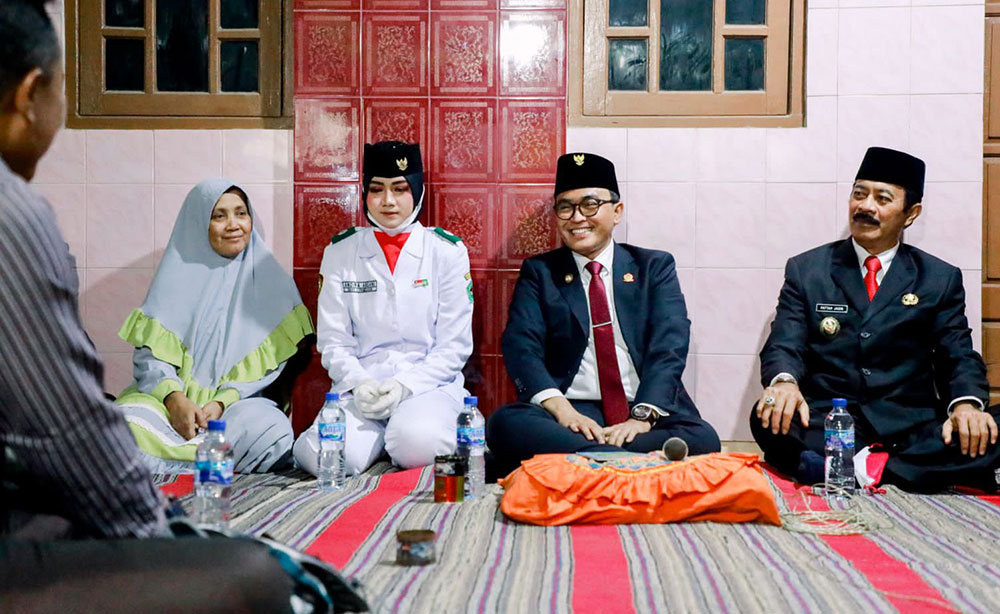 Bupati Pamekasan Baddrut Tamam (dua dari kanan) saat melayat ke rumah anggota paskibraka yang ayahnya meninggal, Rabu (17/8/2022) petang. 