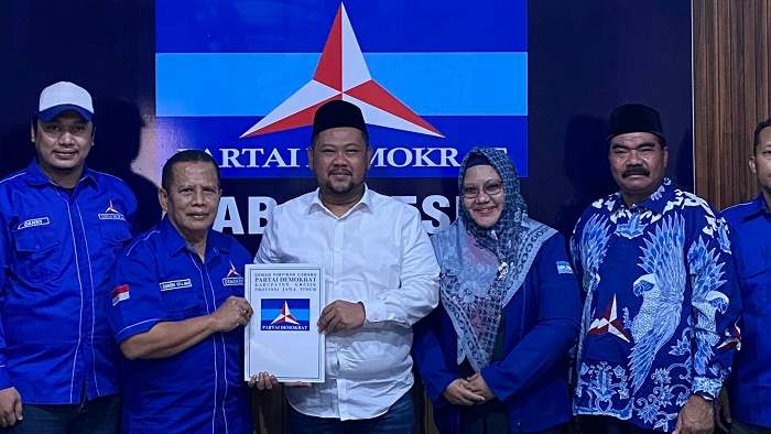 Aminatun Habibah (dua dari kanan) saat mendaftar di DPC Demokrat Gresik. Foto: Ist.