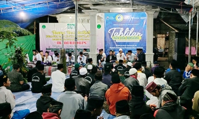 Warga dan relawan mengikuti Tahlil dan Doa Bersama yang dilaksanakan di Rumah Kolaborasi Relawan Blue Helmet di Lumajang. Kegiatan itu juga diikuti serentak secara nasional oleh kader Partai Gelora. foto: istimewa