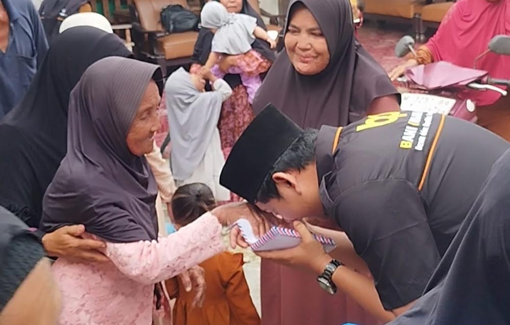 Koordinator Yayasan Bani Insan Peduli Kota Pamekasan, Dimas Maulana Sugianto, saat menyerahkan santunan usai pengajian berakhir. 