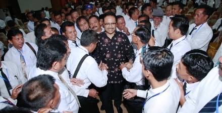 Wagub Jatim Saifullah Yusuf mendapat sambutan dari para kades usai memberikan materi pembekalan diklat buat Kepala Desa se-Jatim yang diselenggarakan di Badiklat Jatim, Balongsari SBY. (Nisa/BANGSAONLINE)