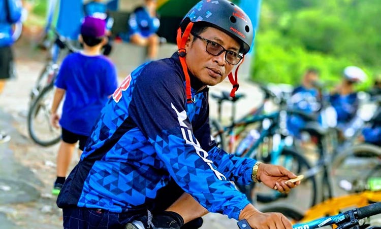 Rusliyadi dengan sepedanya saat bersama Komunitas Pancal Lavender 09 Bangkalan.