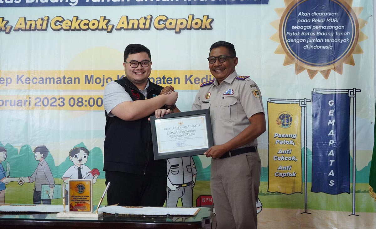 Bupati Kediri Hanindhito Himawan Pramana (kiri) dan Kepala Kantor BPN Kediri Eko Priyanggodo usai menandatangani MoU perlindungan petugas pengukuran tanah. Foto: Ist.