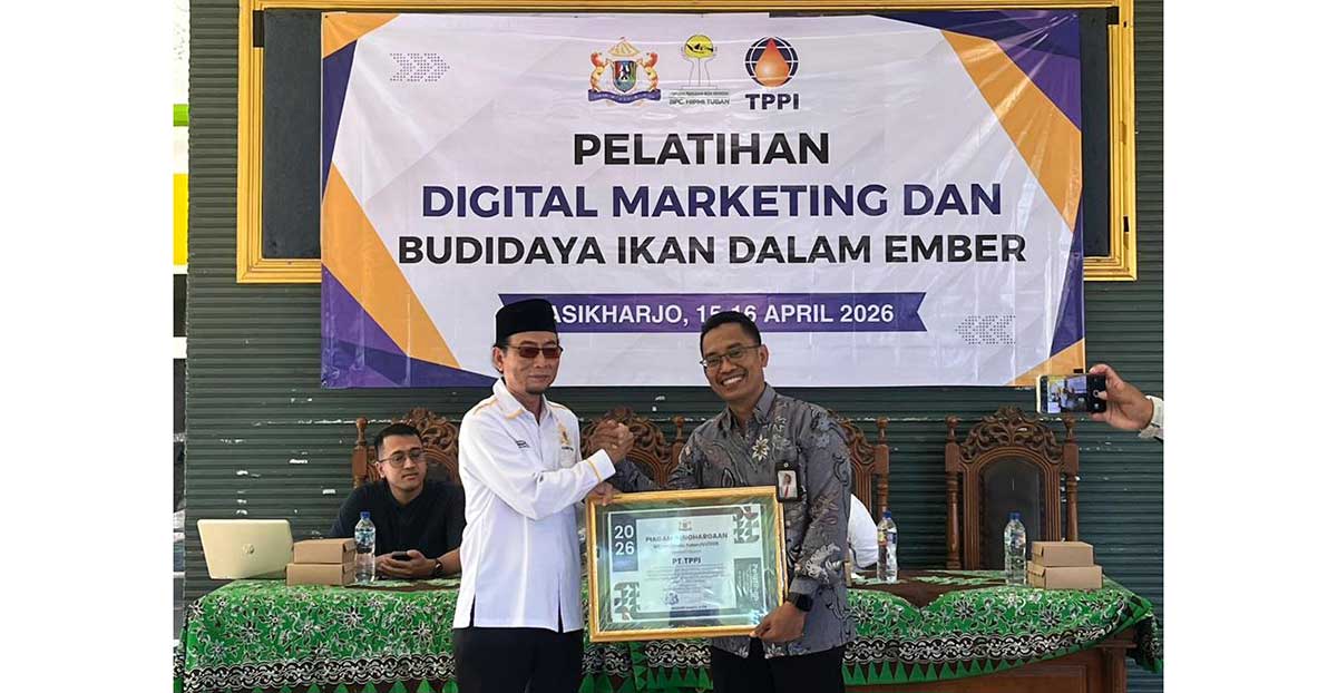 Pelatihan digital marketing dan budidaya ikan dalam ember di Balai Desa Tasikharjo, Kecamatan Jenu, Tuban.