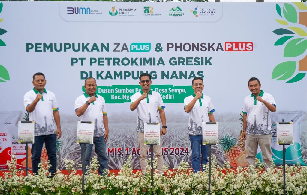 SVP Mitra Bisnis Petrokimia Gresik, Eko Suroso (nomor 2 dari kanan) diacara Peluncuran Program Kampung Makmur Komoditas Nanas di Desa Sempu, Kecamatan Ngancar, Kabupaten Kediri.