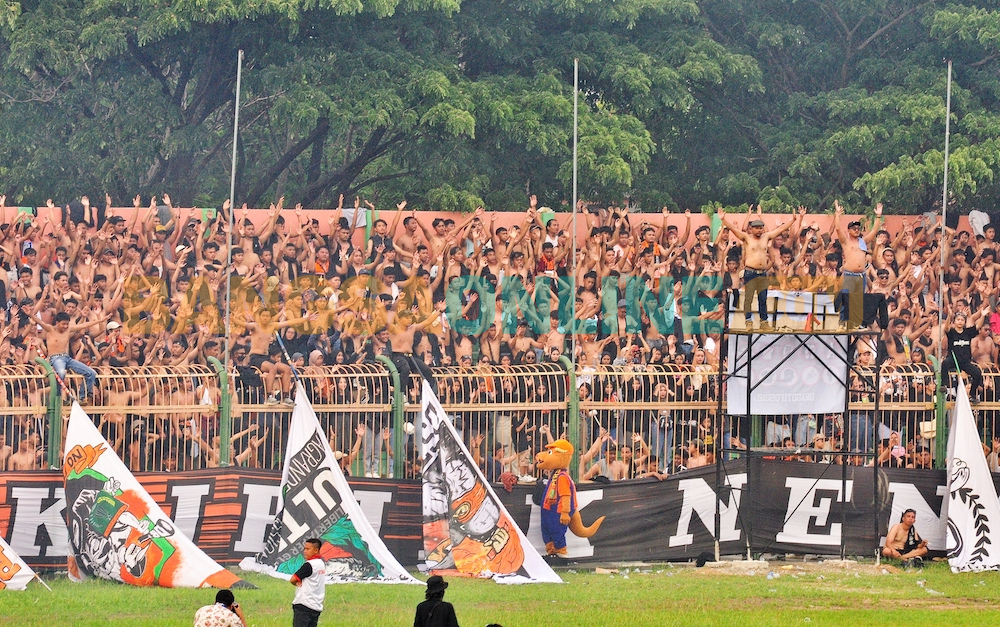 Ribuan supporter Persibo Bojonegoro memenuhi stadion Letjen H Soedirman Bojonegoro (foto: Hadi)