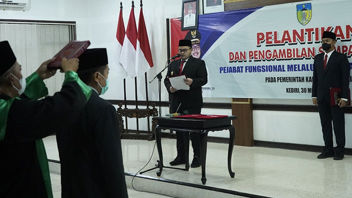 Bupati Kediri, Hanindhito Himawan Pramana, saat memberi sambutan pada pelantikan dan pengambilan sumpah atau janji pejabat fungsional. Foto: Ist