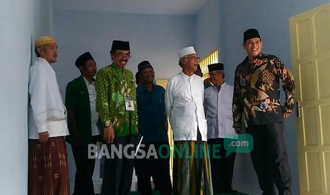 Wali Kota Kediri Abdullah Abu Bakar (kanan) didampingi KH. Anwar Iskandar dan Ahmad Subakir saat meninjau bangunan aula TPQ di Kantor NU Kota Kediri usai membuka konfercab. foto: arif kurniawan/ BANGSAONLINE