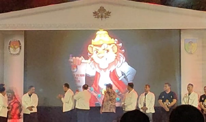 
Detik-detik Peluncuran maskot dan jingle Pilkada Kabupaten Kediri 2024. Foto: Muji Harjita/BANGSAONLINE.com