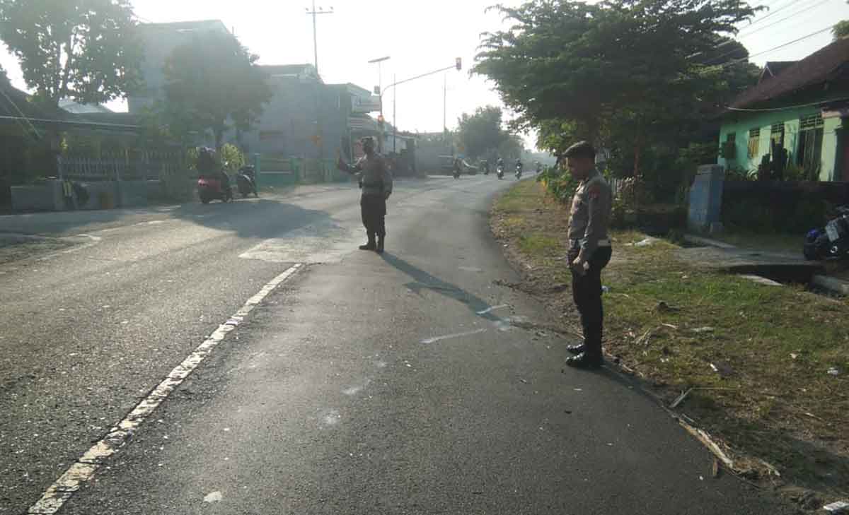 Petugas saat olah TKP kecelakaan di Jalan Raya Kelurahan Kaweron, Kecamatan Talun, Kabupaten Blitar.