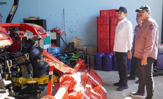 Siaga Musim Kering, Pemkab Lamongan Serahkan Bantuan 328 Alsintan dan 3 Combine Harvester dari Pusat