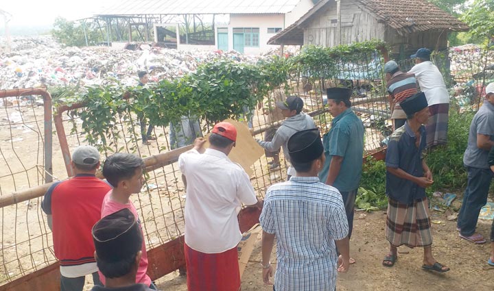 Warga Desa Buluh saat memblokir pintu TPA. foto: FAUZI/ BANGSAONLINE