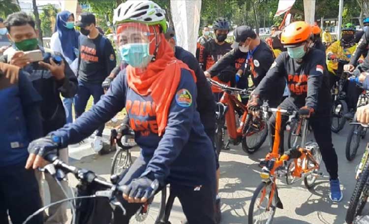 Gubernur Jawa Timur, Dra. Hj. Khofifah Indar Parawansa, M.Si. saat akan start di Balai Kota Kediri. foto: MUJI HARJITA/ BANGSAONLINE.com