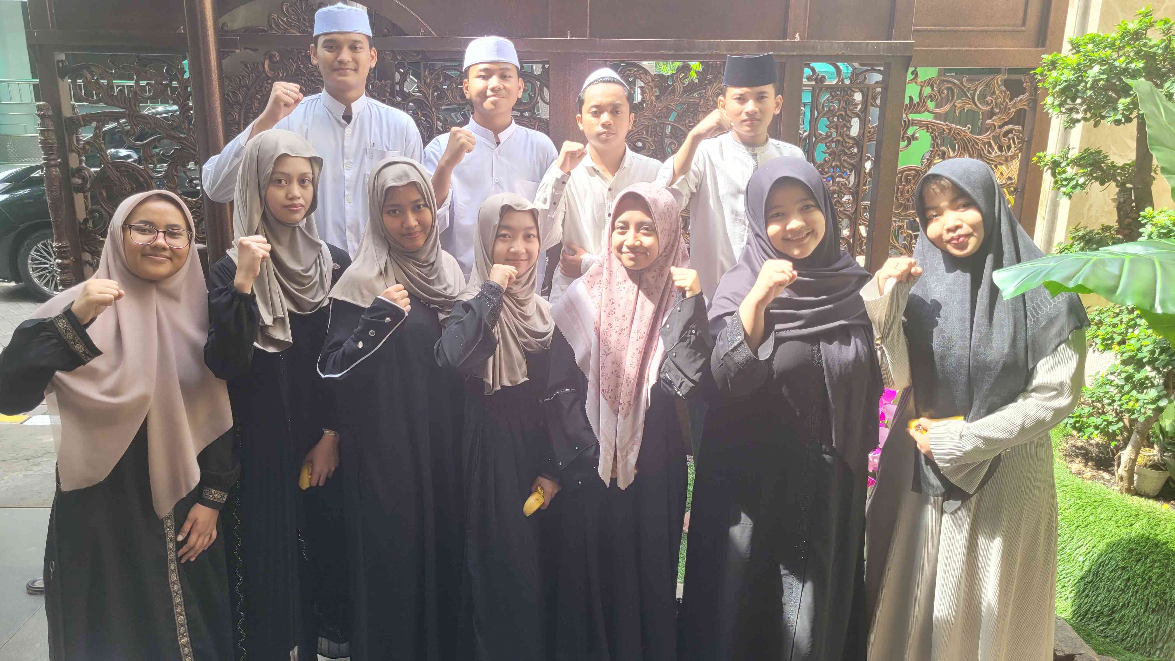 Para santri Pondok Pesantren Amanatul Ummah yang siap-siap berangkat ke Mesir foto bersama di kediaman  Prof Dr KH Asep Saifuddin Chalim, MA, di Jalan Siwalankerto Utara Surabaya. Foto: MMA/bangsaonline