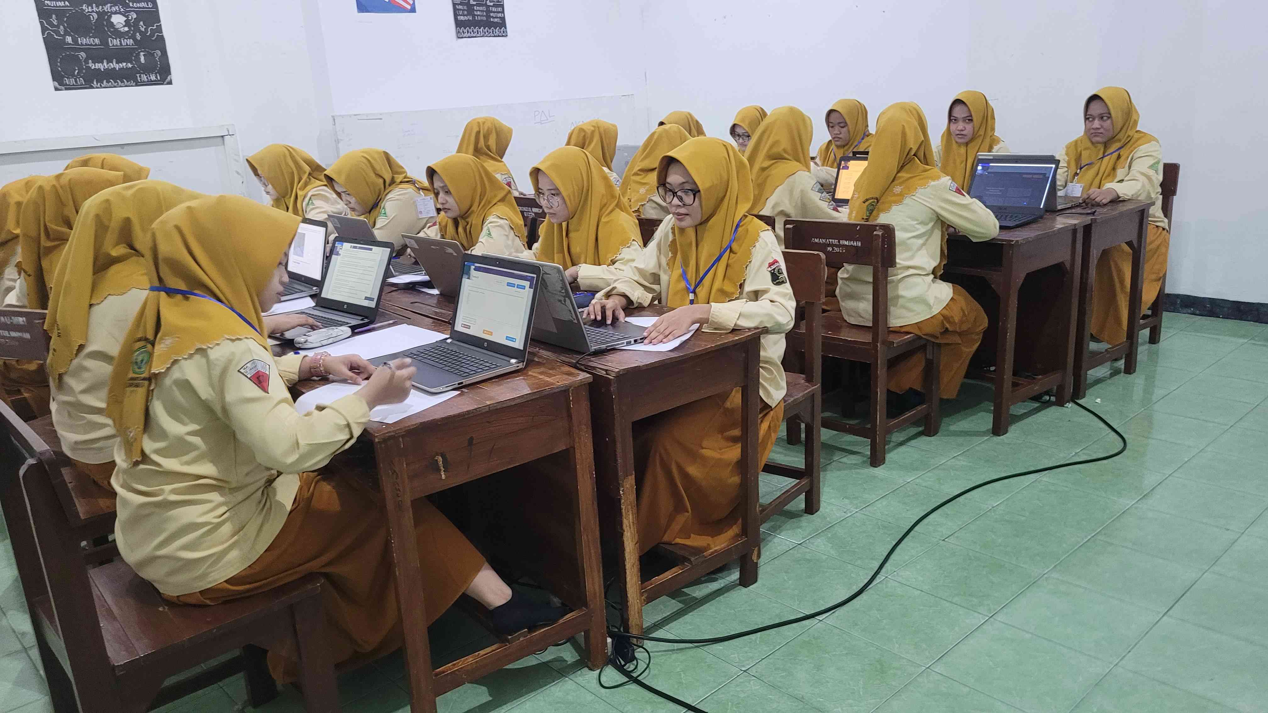 Para santriwati atau siswi Amanatul Ummah Surabaya saat mengikuti Tes Kemampuan Akademik (TKA), Rabu (5/11/2025). Tampak mereka serius dan lancar dalam menjawab soal. Foto: MMA/bangsaonline